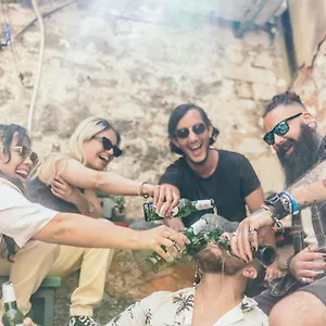 Booze & Snooze Social Hostal Split